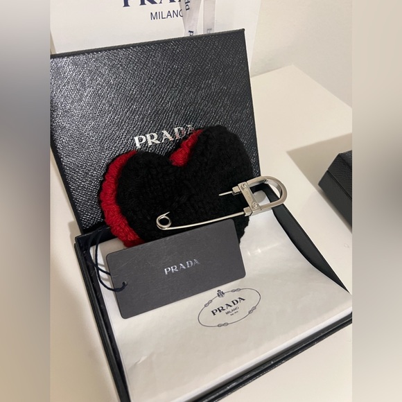 PRADA Spille in tessuto knitted heart
Nero+Rosso ❤️❤️❤️ - Picture 13 of 15